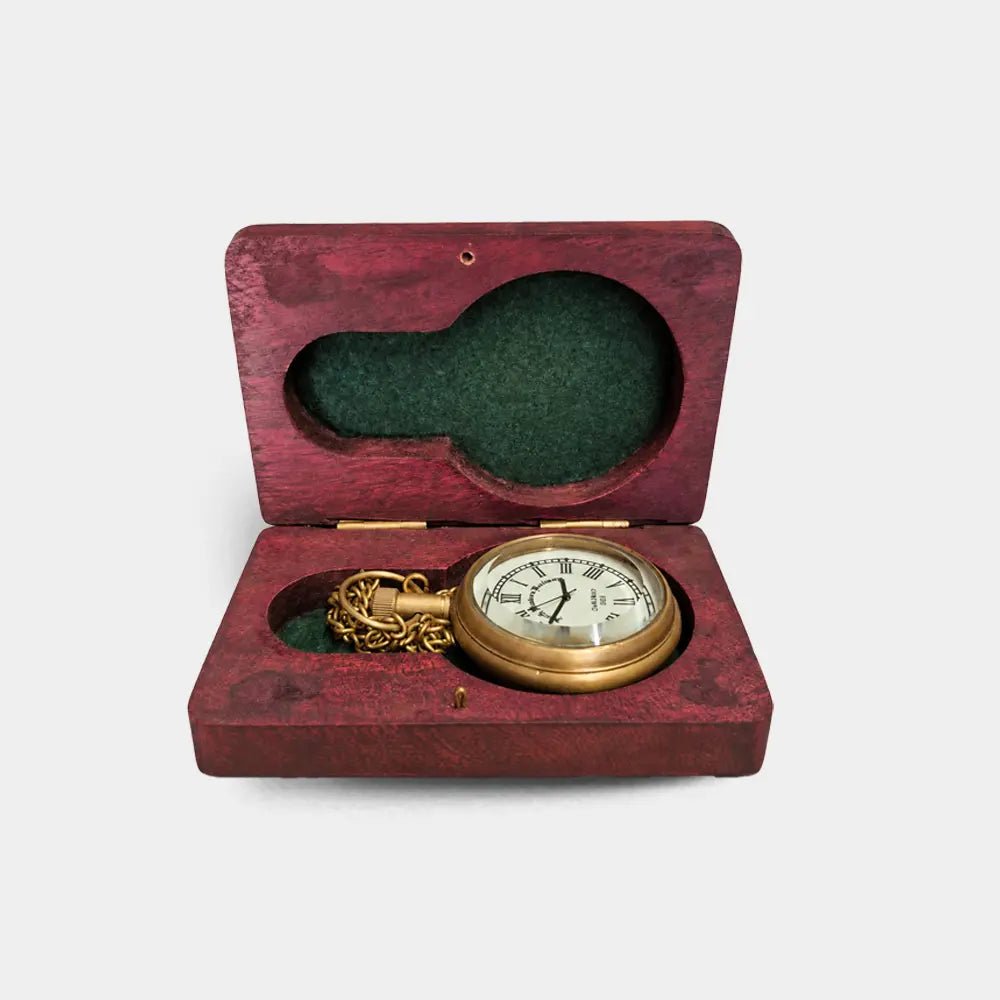 Ahşap kutulu pirinç köstekli saat